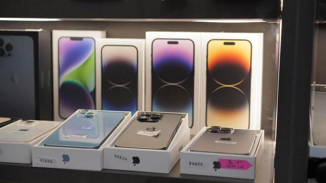 高階iPhone二手機展示照|盒裝完整、外觀如新,現場可選購或了解估價參考